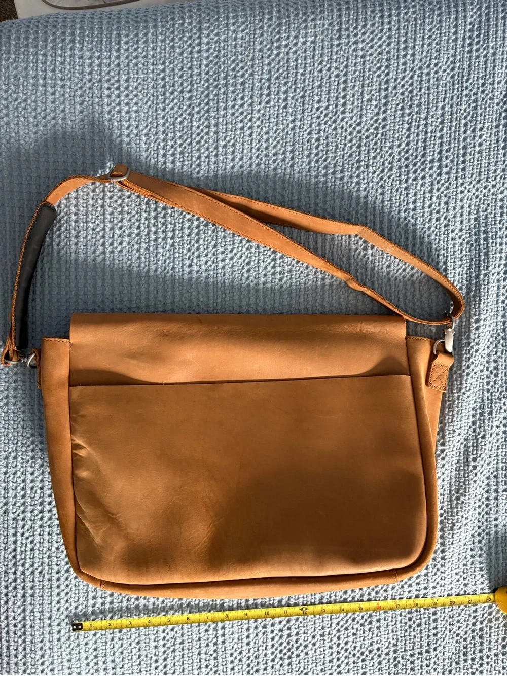 Duluth Trading Co Tan Leather Messenger Bag with Black Shoulder Pad